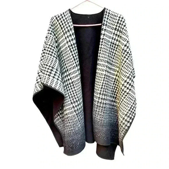 Attractive winter wrap, thick fleece, soft to  the touch. - Picture 3 of 5